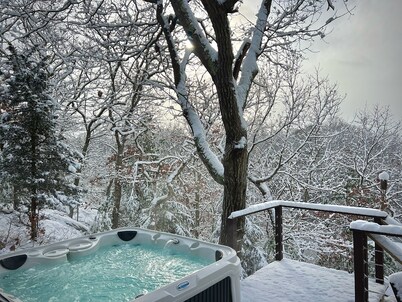 Waterfront Lakehouse in Clinton, CT with Hot Tub!