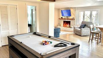 Een smart-tv, een open haard en een tafeltennistafel