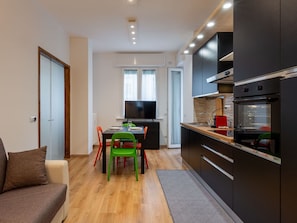Microwave, oven, dishwasher, toaster - Cosy apartment for 3 people with WIFI, A/C, TV and balcony (Milan)
