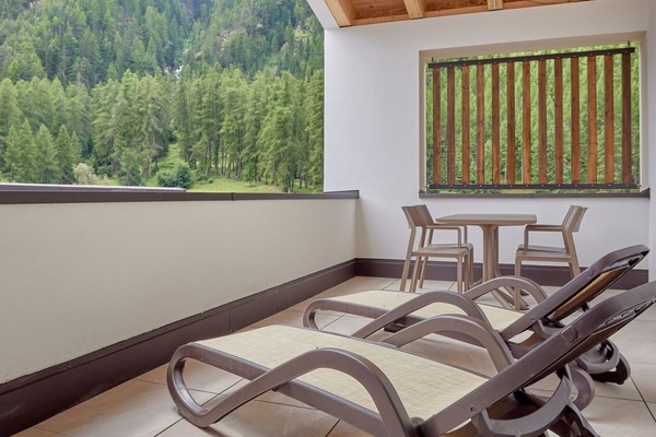 Propriété, Meubles, Bâtiment, Fenêtre, Bois, Ombre, Design Intérieur, Architecture, Chaise, Ligne