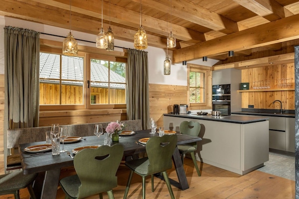 Tabelle, Möbel, Eigentum, Cabinetry, Stuhl, Fenster, Vorhang, Holz, Beleuchtung, Interior Design