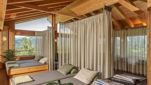 Un chalet confortable avec un intérieur en bois, un lit offrant une belle vue et une table avec des magazines.