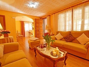 TV, fireplace - Stunning private villa for 8 guests with WIFI, TV and patio (Calvià)