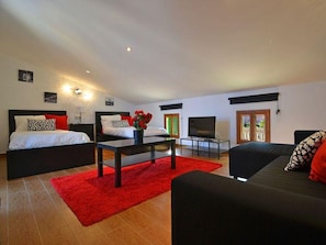 4 bedrooms, iron/ironing board, free WiFi, bed sheets - Beautiful private villa for 8 people with WIFI, TV and patio (Calvià)
