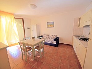 Interior - Beautiful apartment for 4 guests with A/C, pool, TV, patio and pets allowed (Piombino)