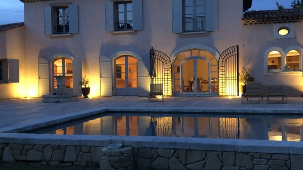 A two-story building with a swimming pool in front, featuring arched doorways and a tiled roof. - Bastide Provencale 15mn au Nord Daix en Provence (Meyrargues)