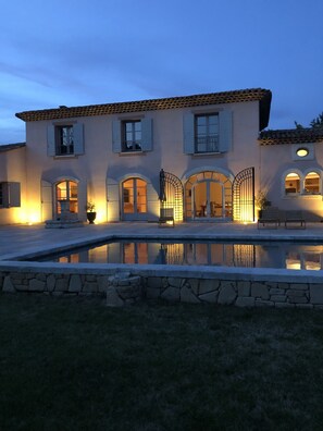 A two-story building with a swimming pool in front, featuring arched doorways and a tiled roof. - Bastide Provencale 15mn au Nord Daix en Provence (Meyrargues)