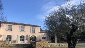A two-story house with a stone facade, arched windows, and a large tree in the foreground. - Bastide Provencale 15mn au Nord Daix en Provence (Meyrargues)