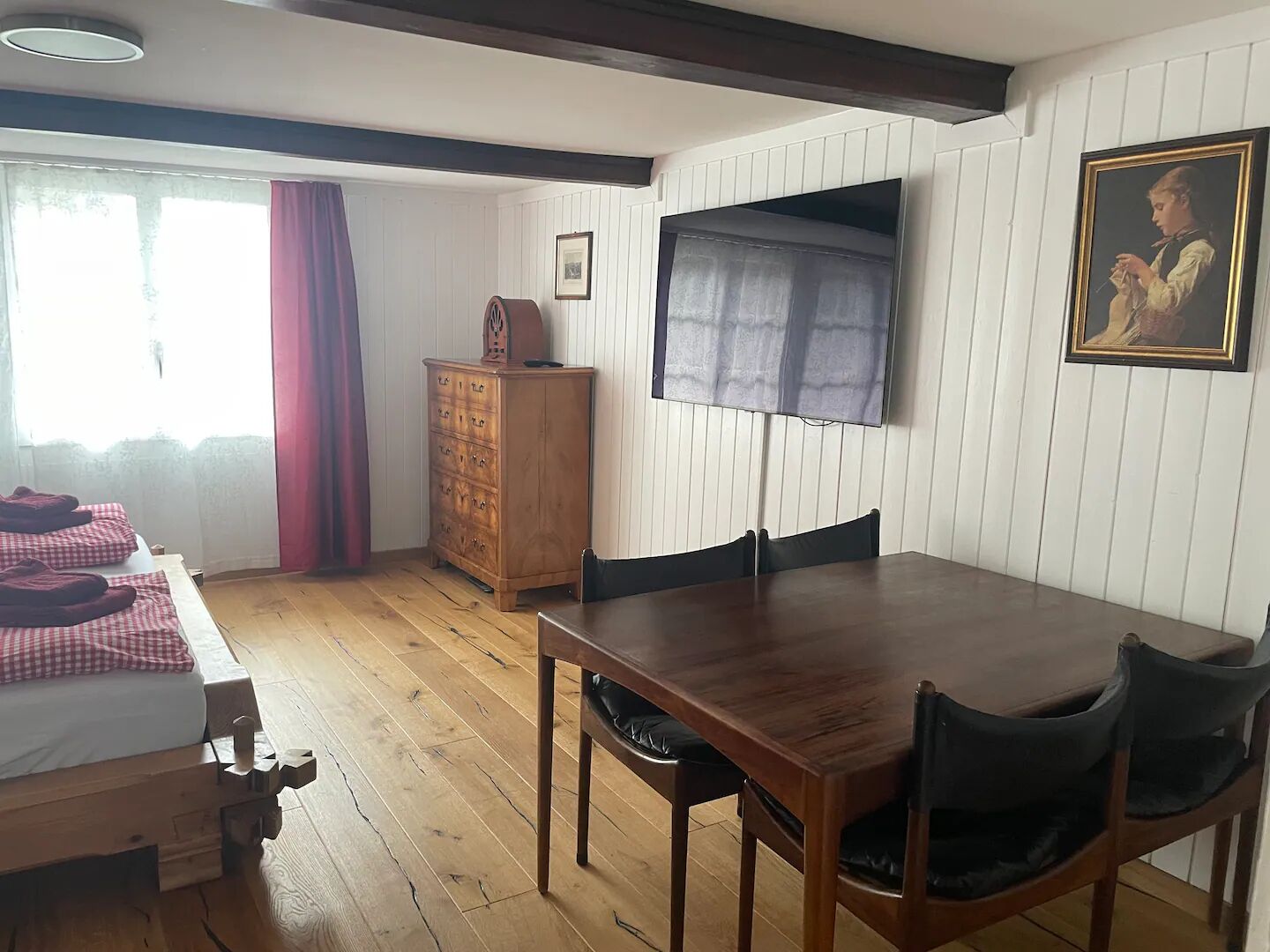 2 室のベッドルーム、デスク、WiFi (無料)、ベッドシーツ