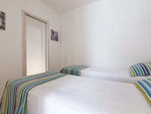 2 makuuhuonetta, vauvan matkasänky, vuodevaatteet