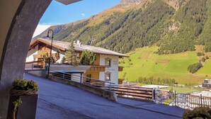 A hotel with a mountain view, a sign for 'Hotel Carnis Sineistra', and a pathway leading to the entrance. - Lovely apartment for 5 guests with WIFI, TV, terrace and pets allowed (Ischgl)
