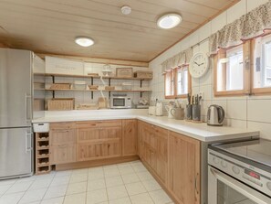 Mikrobølgeovn, ovn, oppvaskmaskin og brødrister