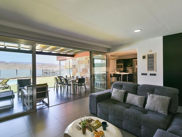 TV, DVD player - Beautiful private villa for 4 guests with WIFI, private pool, A/C, TV and pets allowed (Maspalomas)