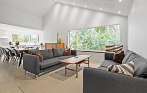 テレビ、卓球台