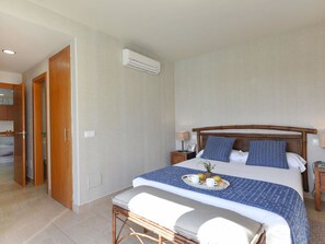 3 habitaciones, tabla de planchar con plancha y cuna de viaje 