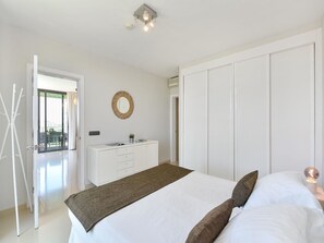3 habitaciones, tabla de planchar con plancha y cuna de viaje 