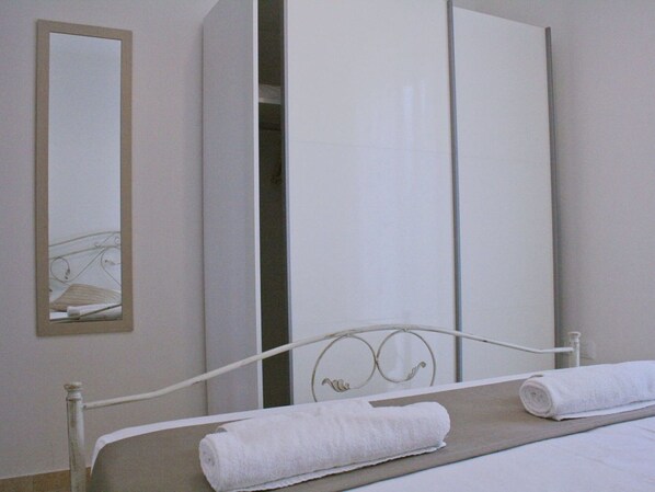 1 bedroom, travel crib, bed sheets