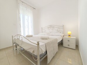 1 quarto, berço de viagem, roupa de cama