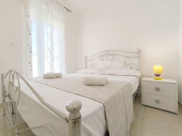 1 habitación, cuna de viaje y ropa de cama 