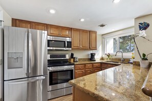 Een koelkast, een microgolfoven, een oven, een kookplaat