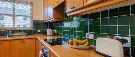 Mikrovågsugn, ugn och matbord