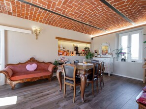 Dining - Wonderful  villa for 10 guests with A/C, WIFI, private pool and patio (San Damiano D'asti)