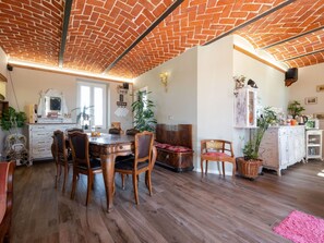 Dining - Beautiful  villa for 10 people with private pool, A/C, WIFI and patio (San Damiano D'asti)