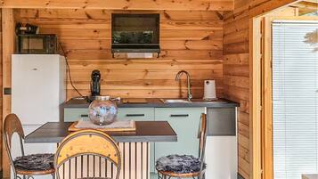 Refrigerador, placa de cocina, cafetera/tetera