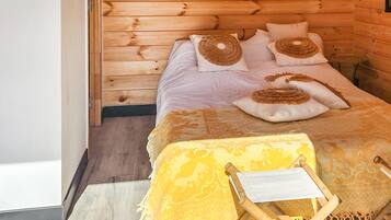 Travel cot, free WiFi