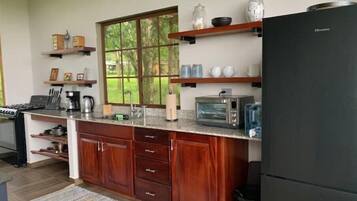Refrigerador, horno, parrilla de estufa y cafetera y tetera