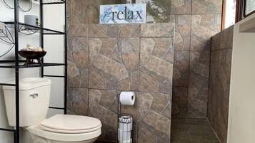 Douche, serviettes fournies, savon, shampoing