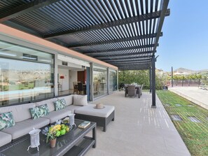 Outdoor dining - Wonderful private villa for 6 guests with WIFI, A/C, private pool, TV and pets allowed (Maspalomas)