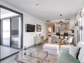 3 habitaciones, tabla de planchar con plancha y cuna de viaje 