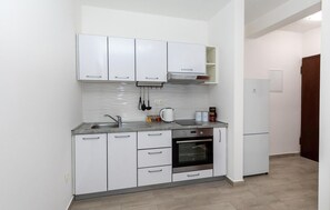Refrigerador, horno, parrilla de estufa y cafetera y tetera 