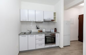 Refrigerador, horno, parrilla de estufa y cafetera y tetera