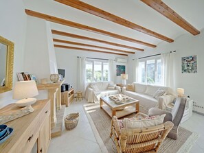 TV - Wonderful private villa for 8 people with WIFI, A/C, private pool, TV and patio (Teulada)