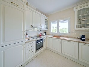 Mikrowelle, Ofen, Geschirrspüler, Toaster