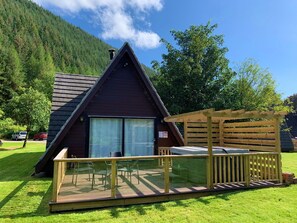 Outdoor dining - Stunning private villa for 4 people with hot tub, WIFI, TV, terrace, pets allowed and panoramic ... (Invergarry)