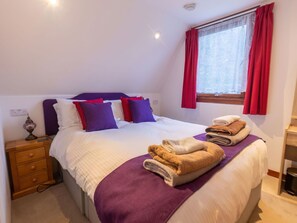 2 bedrooms, free WiFi - Stunning private villa for 4 people with hot tub, WIFI, TV, terrace, pets allowed and panoramic ... (Invergarry)