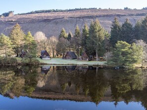 Exterior - Stunning private villa with WIFI, hot tub, TV, terrace, pets allowed and panoramic view (Invergarry)