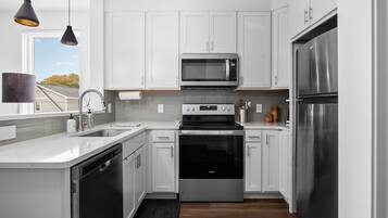 Refrigerador, microondas, horno y parrilla de estufa