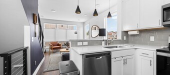 Heart of Downtown ⭐️ Walk to Beach ⭐️ Private Rooftop ⭐️ Corner Unit ⭐️ Views