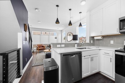 Heart of Downtown ⭐️ Walk to Beach ⭐️ Private Rooftop ⭐️ Corner Unit ⭐️ Views