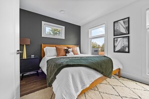 2 bedrooms, desk, iron/ironing board, travel cot - Heart of Downtown ⭐️ Walk to Beach ⭐️ Private Rooftop ⭐️ Corner Unit ⭐️ Views (Traverse City)