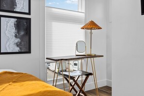 2 soverom, skrivebord, strykejern/-brett og reiseseng for barn