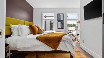 2 habitaciones, escritorio y tabla de planchar con plancha