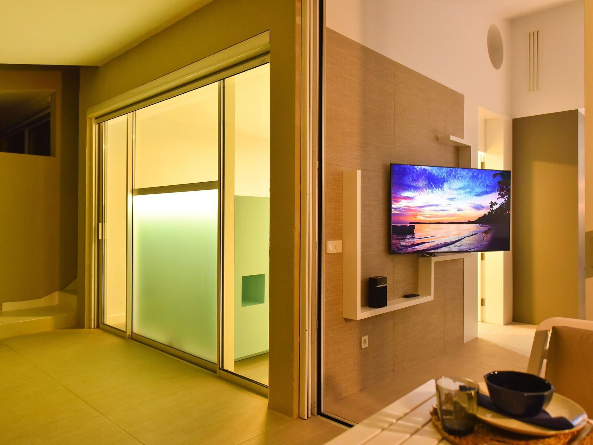 Propiedad, Edificio, Suelo, Televisión, Set De Televisión, Madera, Comodidad, Piso, Sala
