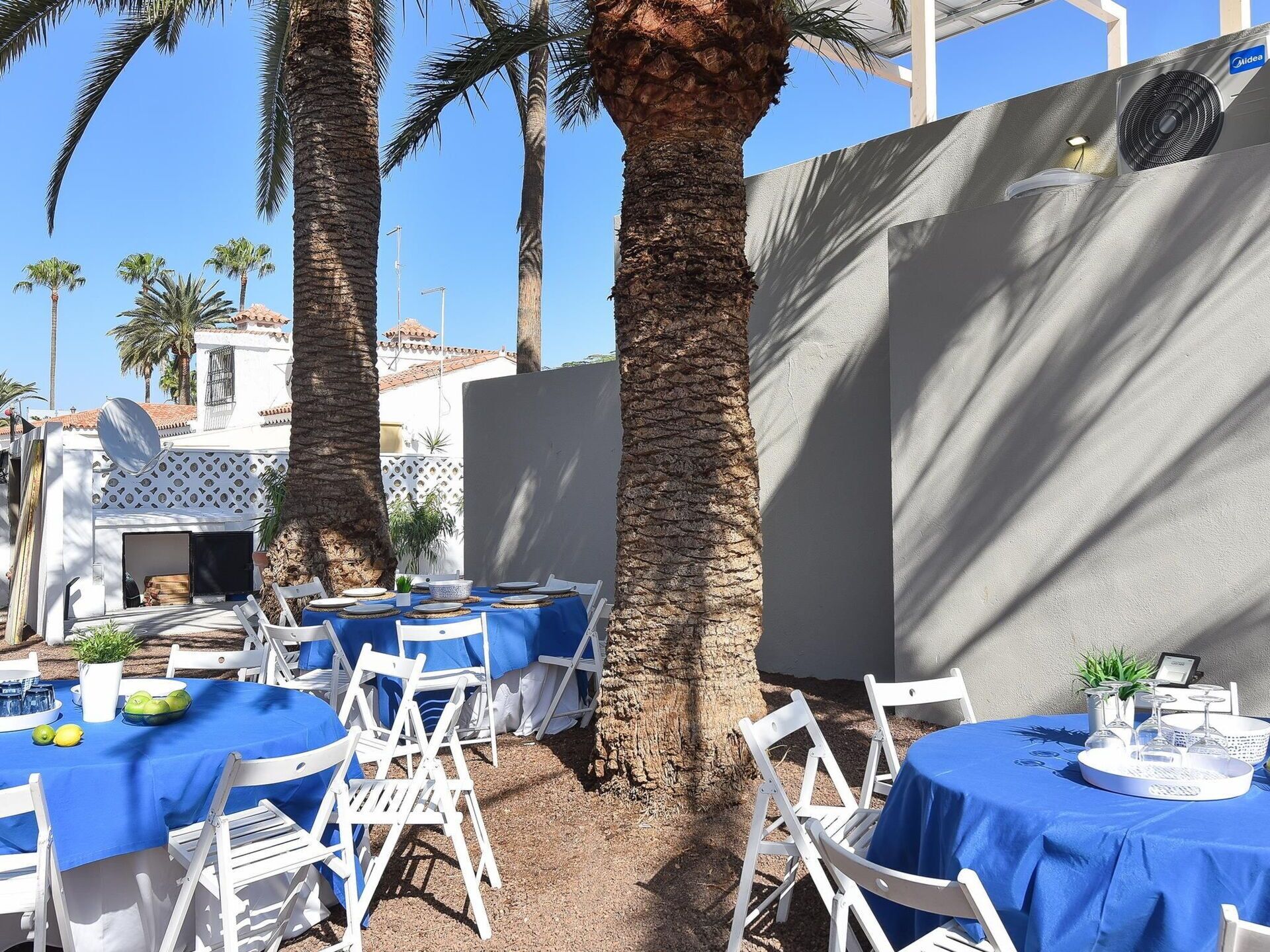 Mesa, Mueble, Cielo, Silla, Azul, Planta, Azur, Árbol, Sombra, Arquitectura