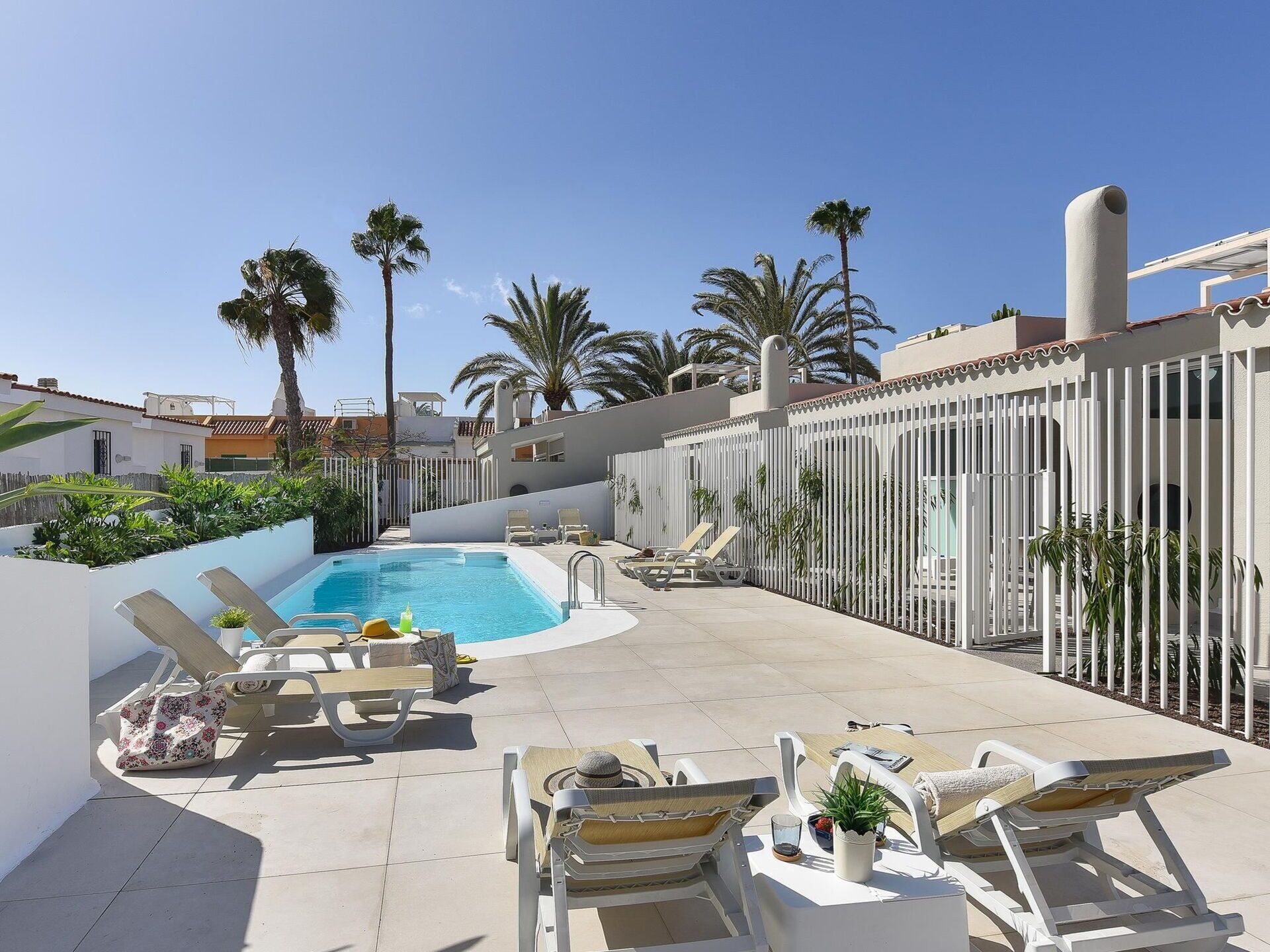 Cielo, Tiempo De Día, Edificio, Azur, Árbol, Mueble Para Exteriores, Piscina, Sombra, Arecales, Balneario