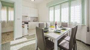 Dining - Beautiful apartment for 6 guests with WIFI, TV and patio (Pietrasanta)